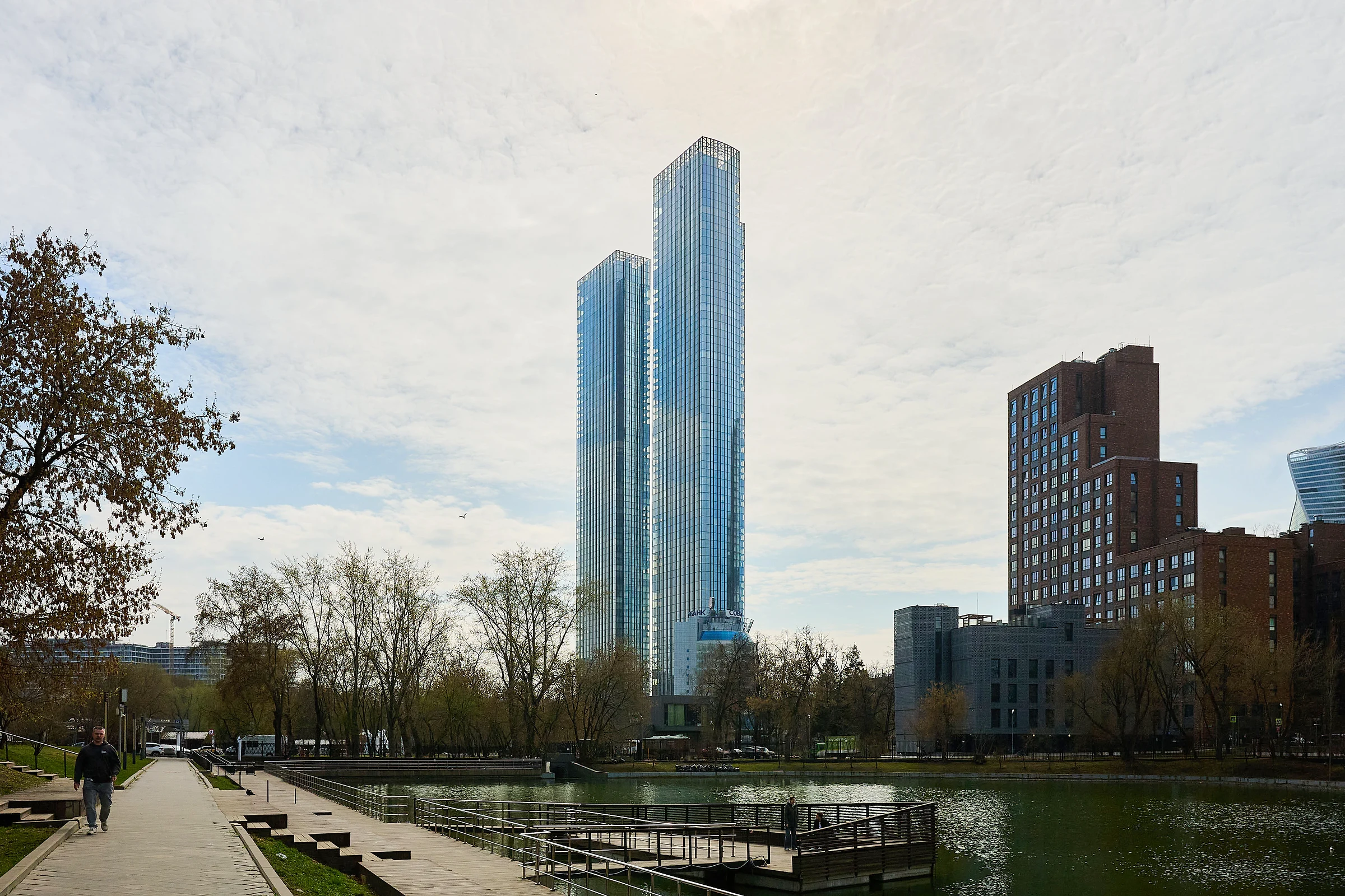 Башни Capital Towers со стороны парка