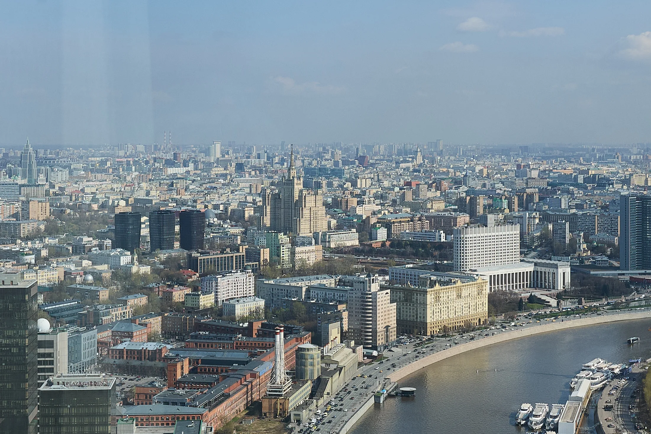 Москва-река и городская панорама с высоты квартиры